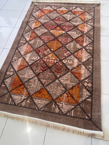 گلیم فرش ماشینی پرزدار گبه زمینه بژ طرح لوزی ارسال رایگان کد ۴۱۲۹