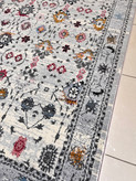 قالیچه ماشینی کاشان گبه طرح گل زیبا با تم نقره ای جذاب کد 1044